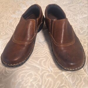 A pair of Eastland womens Hillside leather loafers in a size 7.5M. Pre-loved